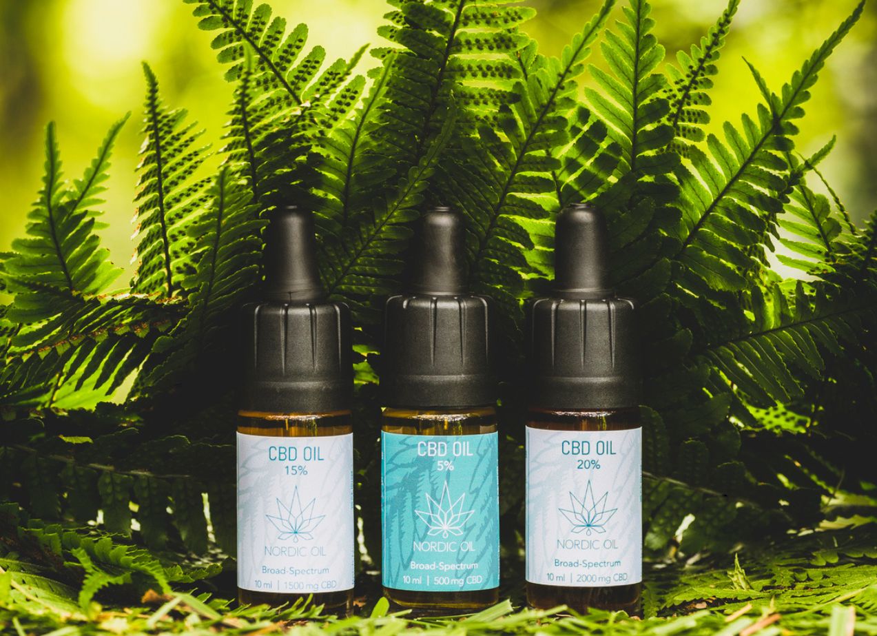 北欧オイルのCBDオイルは、3本で1本の植物が立つ。