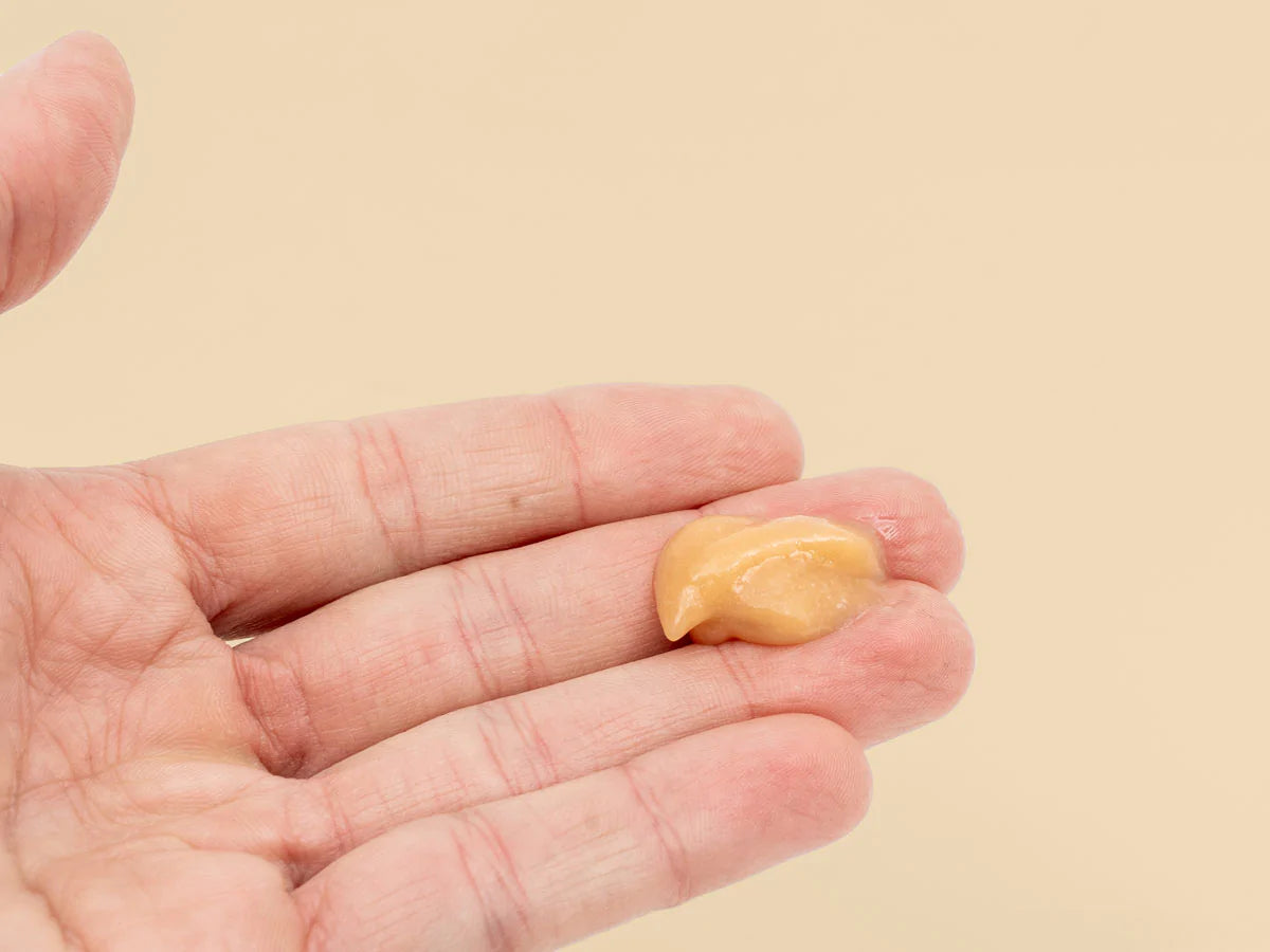 Auf einer Hand liegt ein Klecks der 'Comfort' CBD Face & Body Cream.