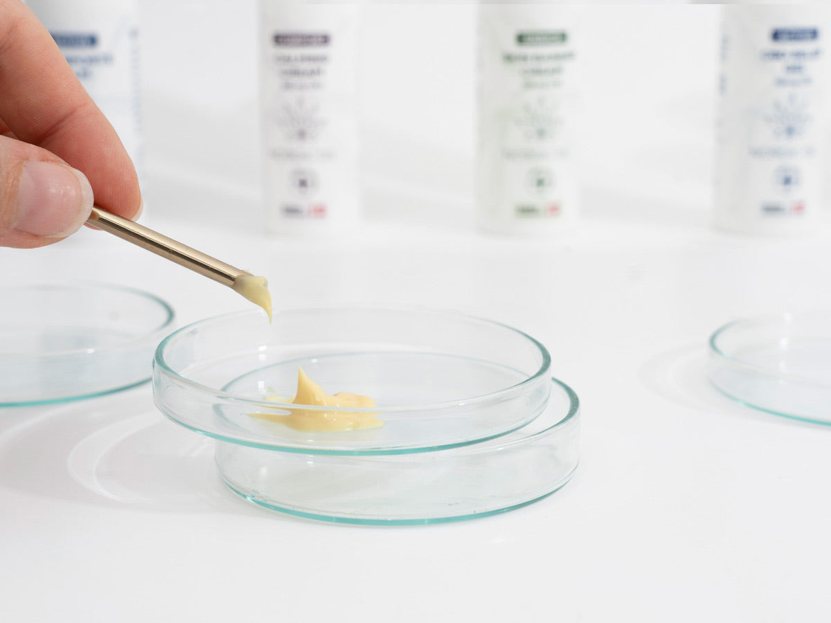 CBD乾癬クリームの塊が実験室で作られる。