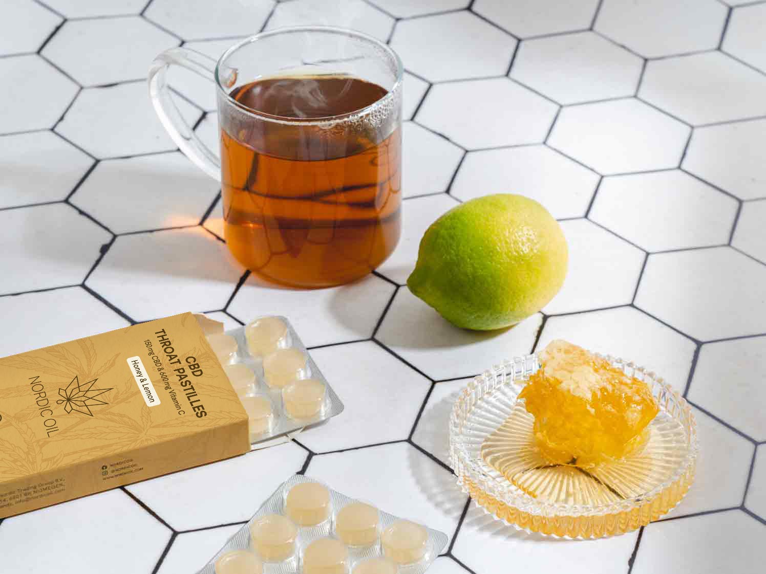 ライム蜂蜜とCBD錠剤の隣にある紅茶